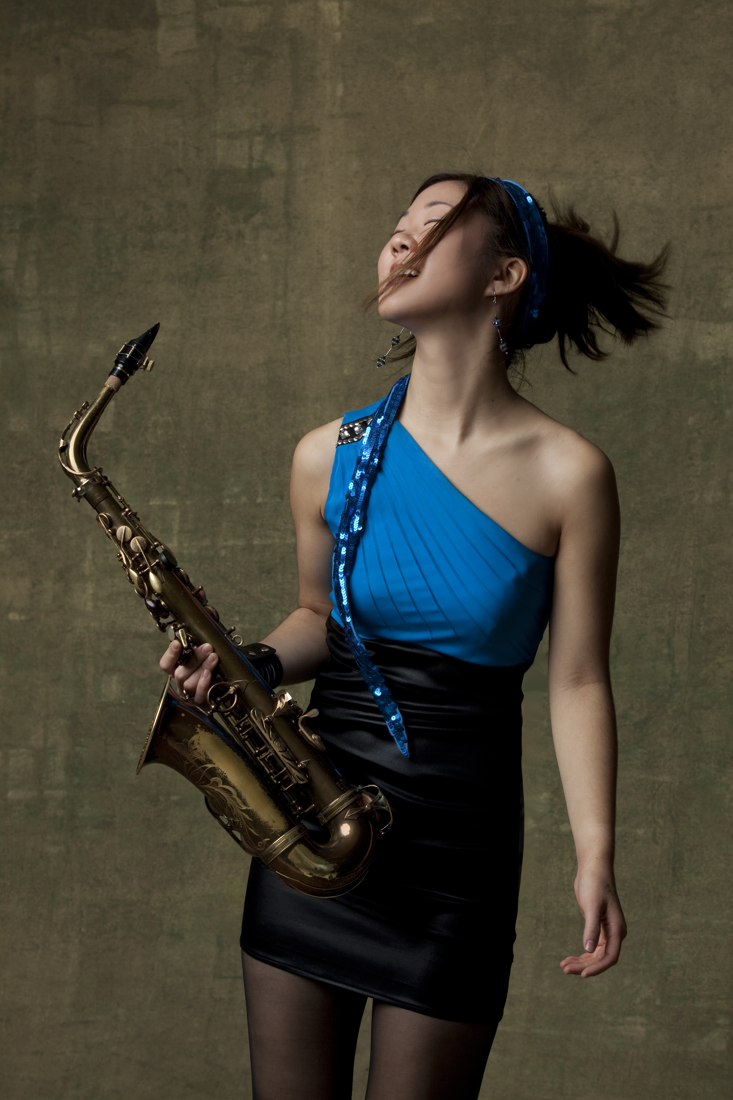 Девушка на саксофоне в студии. Grace Kelly Saxophone. Джаз девушки. Девушка саксофонистка. Красивая девушка с саксофоном.